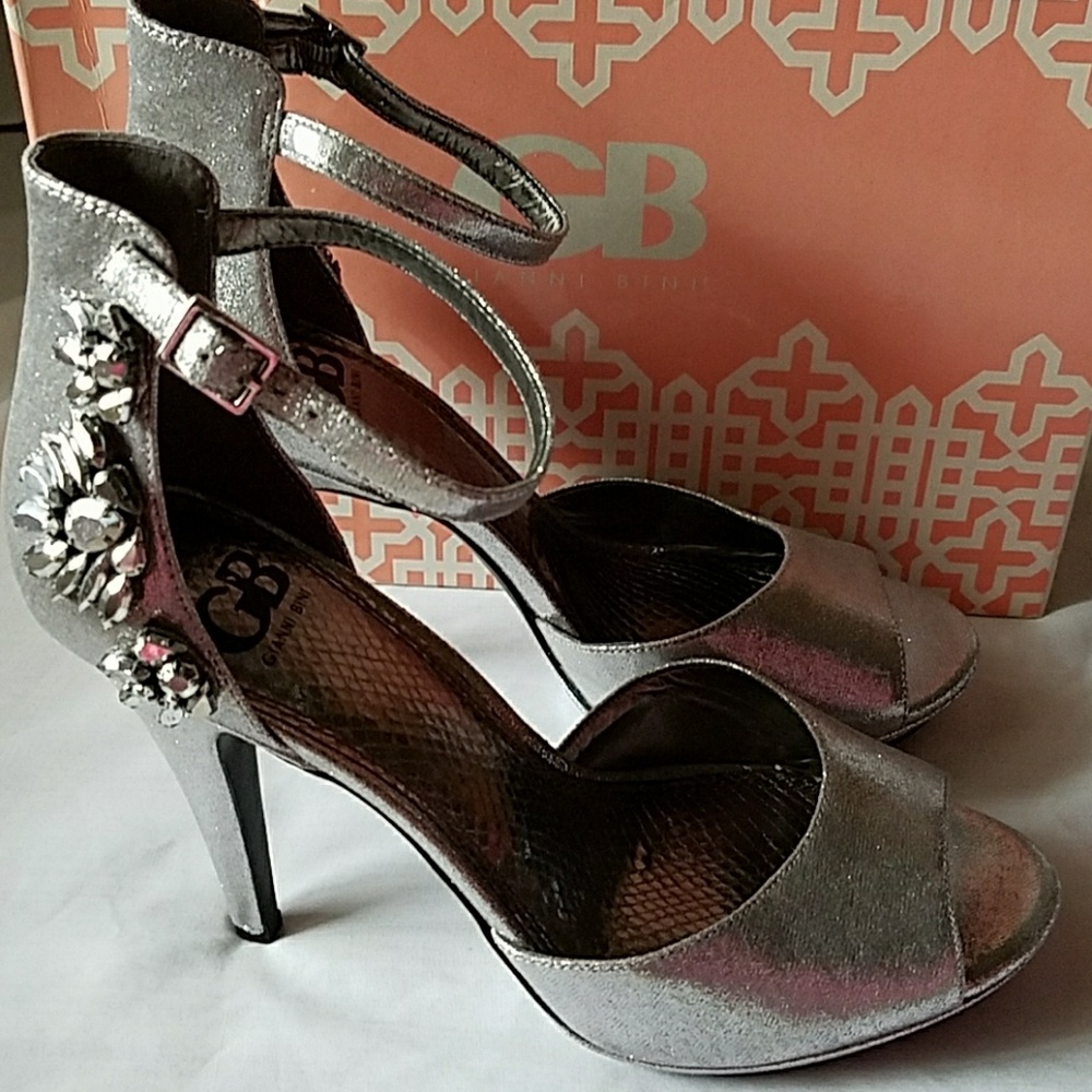*SOLD*GB by Gianni Bini "Star-Strukk" Silver Heels